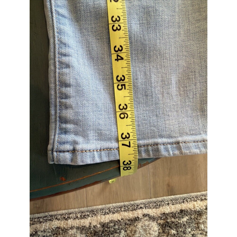 Levi’s Women’s Size 10 Classic Straight Light Wash Jeans W30 L30 - Picture 7 of 11